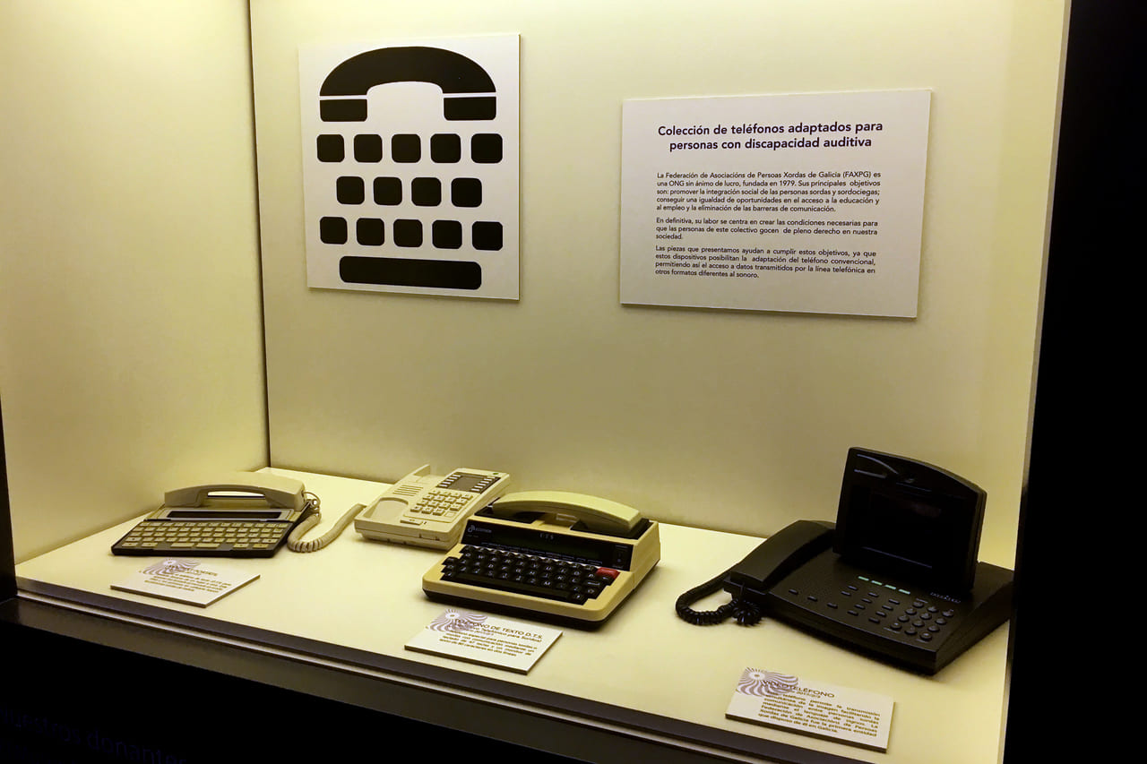 Teléfonos adaptados para personas con discapacidad auditiva